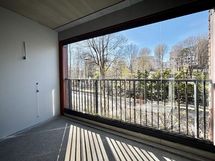 Lasitettu parveke puistonäkymällä