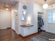 Eteisestä on kulku joka suuntaan ja myös ullakko tilaan