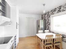 Keittiö ja kodinhoitohuoneen ovi