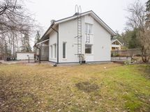 Suuri vehreä tontti