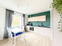 Keittiöön mahtuu hyvin vaikka 6 hengen ruokapöytä.