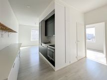 Integroitu avokeittiö asettuu olohuoneen yhteyteen.