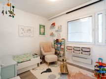 Alakerran makuuhuone.