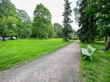 Alueen puistot kutsuvat ulkoilemaan, eikä merenrantaankaan ole pitkä matka.