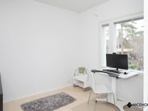 Yläkerran toinen makuuhuone, joka toimii tällä hetkellä työhuoneena