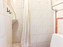 Kylpyhuone on kompakti ja pyykinpesu onnistuu yhtiön pesutuvassa. Yhtiössä on myös sauna.