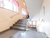 Portaat pikku toimistolle