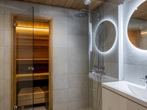 Yläkerran suihku ja sauna