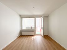 Tilava olohuone, jota on paljon tilaa sisustaa.