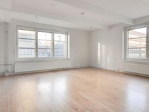 Avarasta olohuoneesta avautuu näkymä Kulttuuritalon kulmaan ja Linnanmäelle.