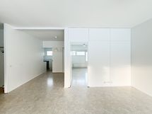 Keittiö erottuu olohuoneesta liukuovella.