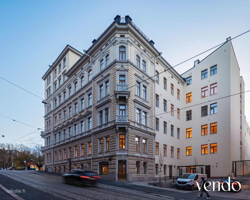 Yrjönkadun puoleinen julkisivu