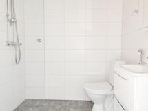 Tilava kylpyhuone pyykinpesukoneliitänällä