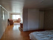 Yläkerrassa oleskelutila/makuuhuone