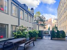 Ikkunoista on näkymät tälle rauhaisalle sisäpihalle