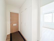 Myös eteisen kaapistossa on runsaasti tilaa niin ulkovaatteille kuin muuhun säilytykseen.