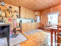 Keittiö/oleskelu tila mökki 1