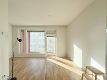 Valoisassa kodissa on iso ikkunat ja huonekorkeus 2,85 metriä.