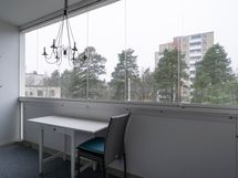 Lasitettu parveke pihan puolella, ilmansuunta luode.