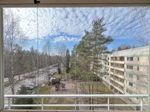 Parvekkeelta avautuu näkymät lounaan suuntaan, avaralle piha-alueelle.