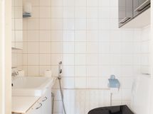 Alakerran erillinen WC