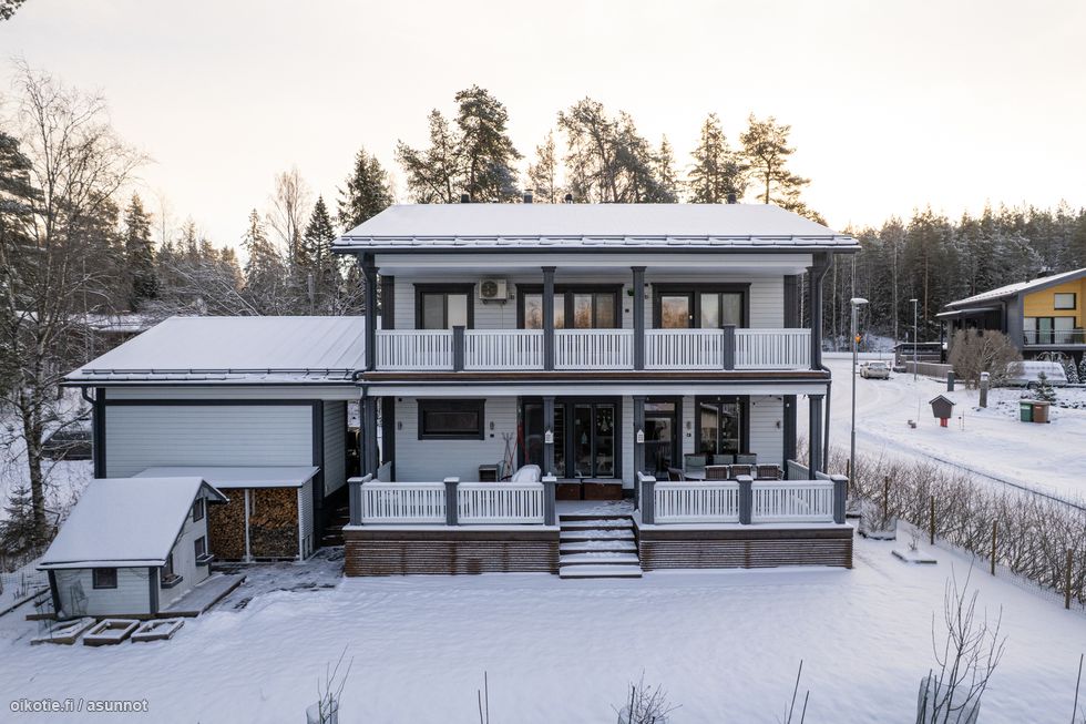 Talon pihalla myös viehättävä leikkimökki 