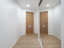 Valokuva vastaavankokoisesta asunnosta A1. Materiaalit voivat vaihdella.