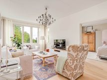 Olohuoneen erkkeri antaa lisää tilan tuntua