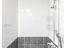 Yläkerran kylpyhuone