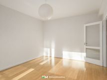 Iltapäiväaurinko luo valoisuutta tähän sympaattiseen kotiin.