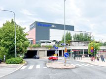 S-Market 24h Pukinmäen juna-aseman takana, jonne on matkaa vain 300m päässä.