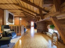 Yläkerran oleskelutilaa