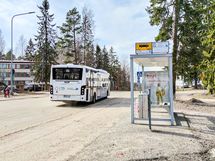 Talon edessä on bussipysäkit molempiin suuntiin.