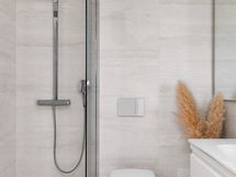 Alakerran suihku-/wc-tila