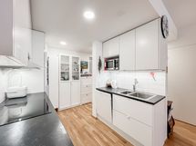 Tyylikäs ja tilava keittiö on täysin varustettu.