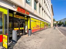 Lähikaupat noin 300 metrin päässä.
