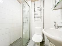 Kylpyhuone on saneerattu putkiremontin yhteydessä.