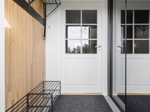 Alakerran sisääntulo.