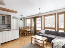 Keittiön saareke on helposti liikuteltava, siinä on pyörät alla.