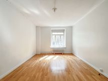 Tilava läpitalonkoti hyvällä paikalla. Huonekorkeus 3,1 metriä. Olohuoneen ikkunan etelän suuntaan.