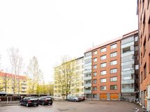 Asunnon ikkunat avautuvat sisäpihalle.