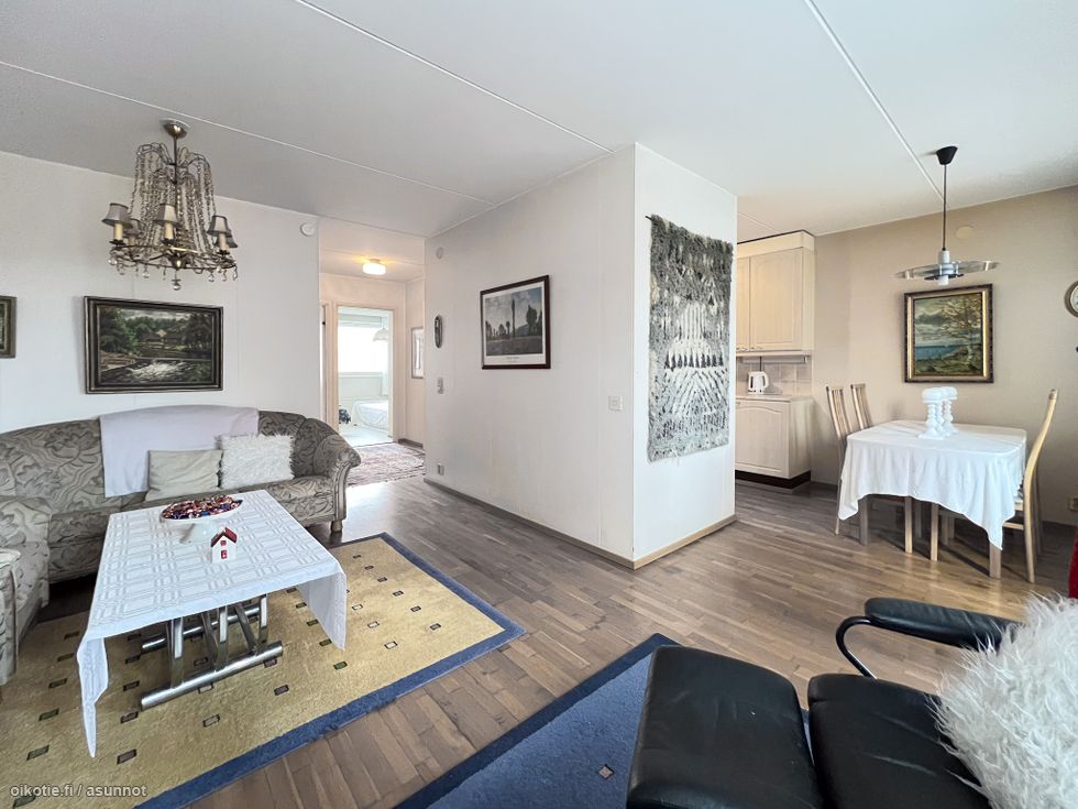 Hyväpohjainen läpitalon kolmio yhtiöstä, jossa edullinen hoitovastike ja maalämpö!