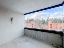 Länsiparveke on lasitettu ja todella tilava.