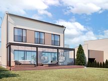 Iso lasitettu terassi ja hyvän kokoinen nurmialue