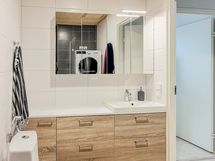 Kylpyhuone on kivan kokoinen ja tyylikäs kokonaisuus, jossa on..