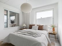 Makuuhuone 1. Digitaalisesti stailattu kuva 5. kerroksen vastaavasta makuuhuoneesta.