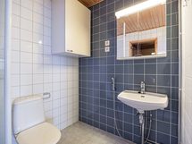 Kylpyhuoneen yhteydessä on asunnon toinen wc