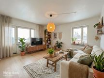 Ylimmän kerroksen valoisa kulmahuoneisto, jonka parvekkeelta merinäköala. Putkiremontoitu yhtiö.