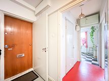 Eteisessä säilytystilana naulakko.