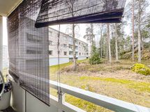 Parvekenäkymä on rauhalliseen ympäristöön.